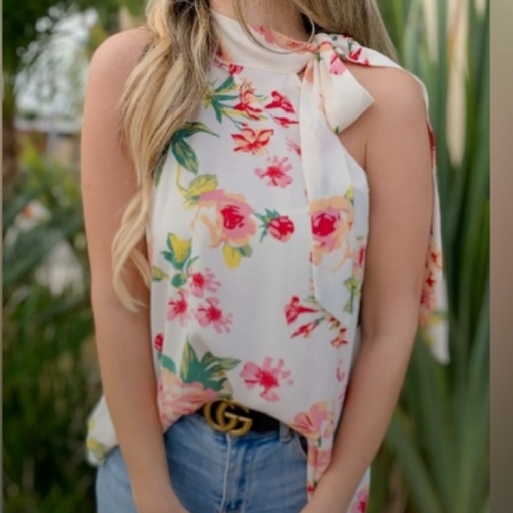 NWT Floral Halter top bow neck design Size M/L/ XL  Spring Summer Fall attire